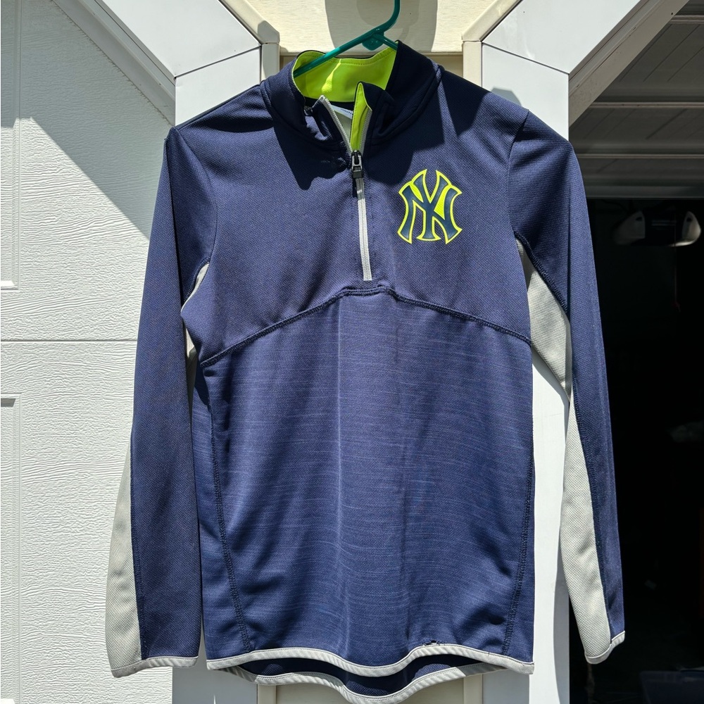 New Your Yankee long sleeve shirt. Youth large.